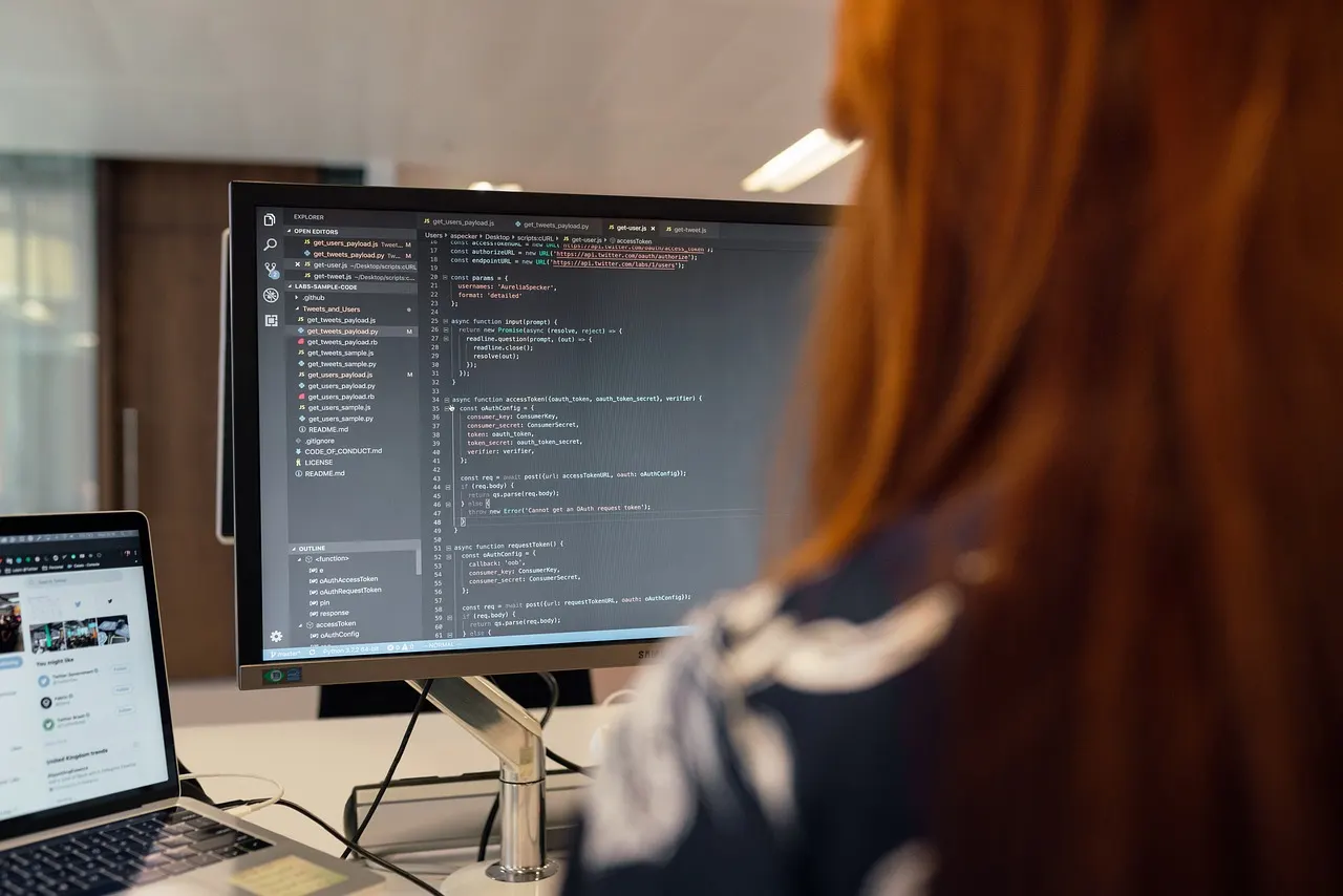 Equipe desenvolvedores com laptop em escritório